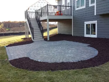 picture of a hardscape project using pavers and muclh completed by a lawn care service professional 